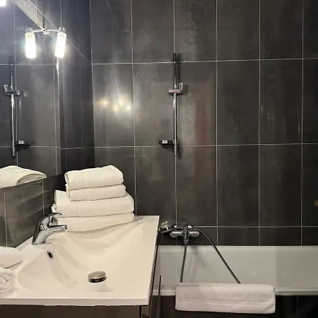 Chic 2 Bedroom With Huge Terrace And Pool דירה